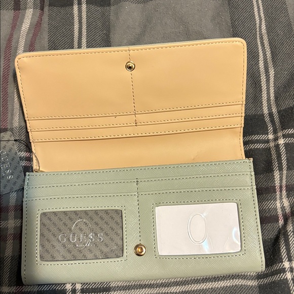 Brand New Guess Multi Organizer Wallet - Picture 3 of 4